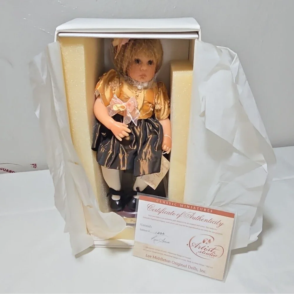 Lee Middleton Artist Studio Collection Hannah Doll Reva Schick w/ Stand COA #123